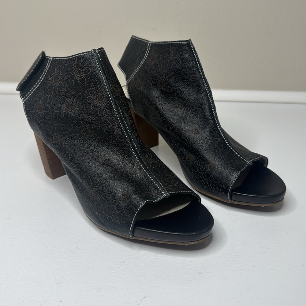 L' Artiste Spring Step FAB Black Leather Sling Back Peep Toe 3" Heel Shoe 42